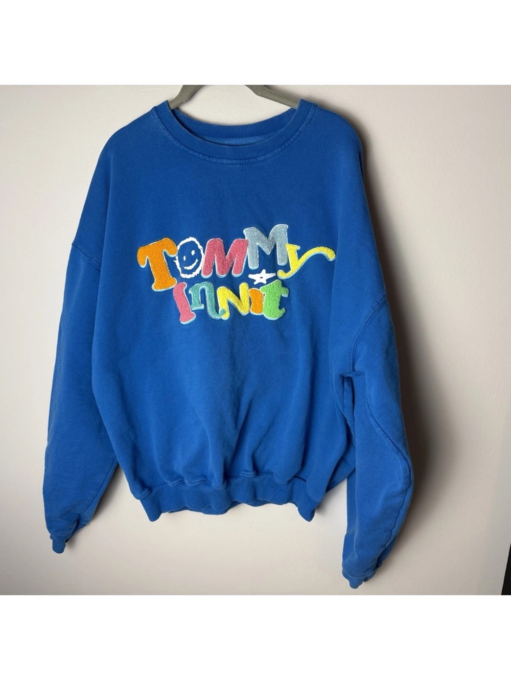 TommyInnit 21 Pogchamp Sweatshirt Size Large Blue Fuzzy Logo Minecraft Youtuber - Picture 2 of 6